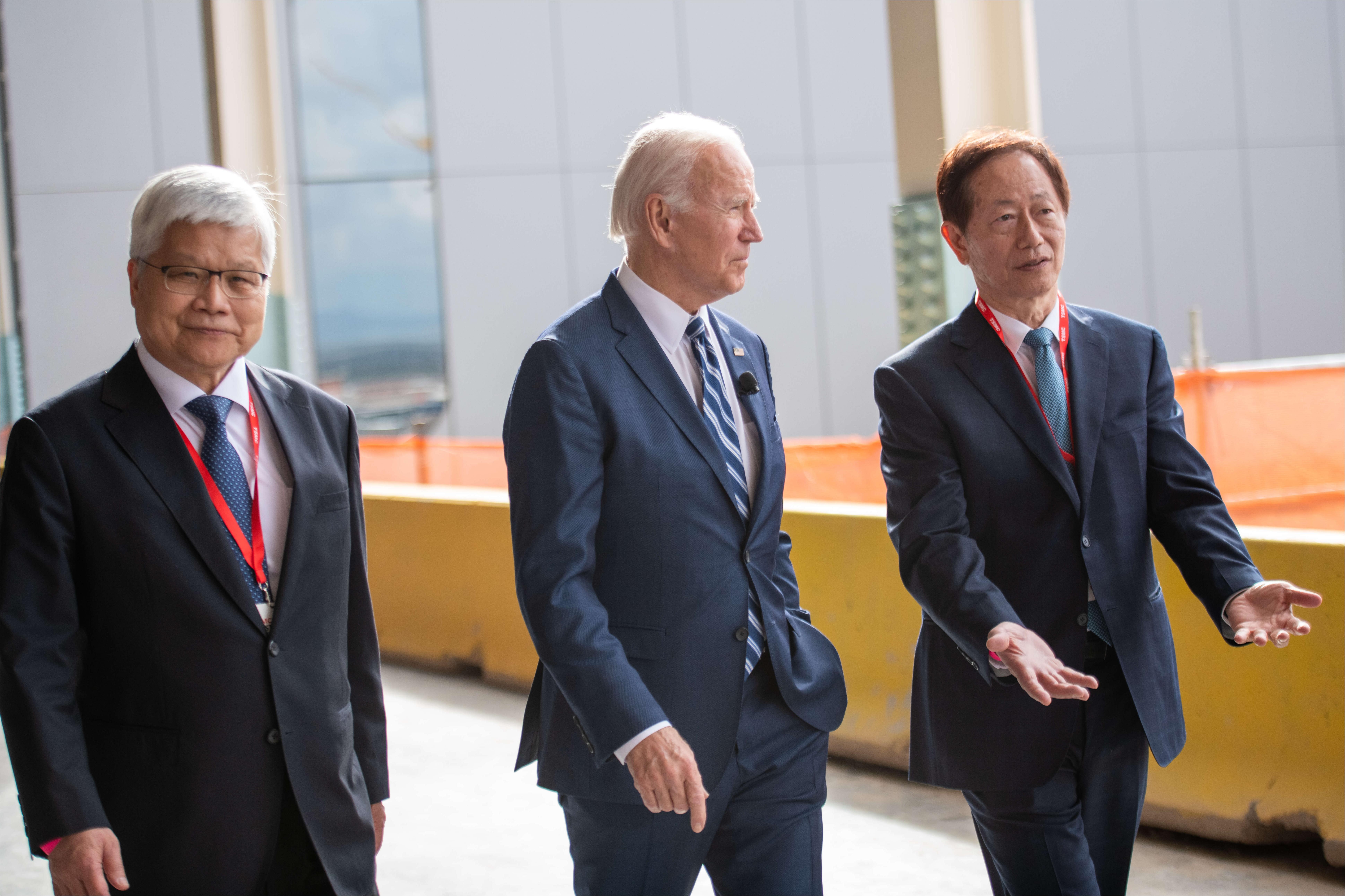 从左至右:台积电新任董事长、总裁魏哲家、美国总统拜登、台积电现任董事长刘德音(来源:台积电)