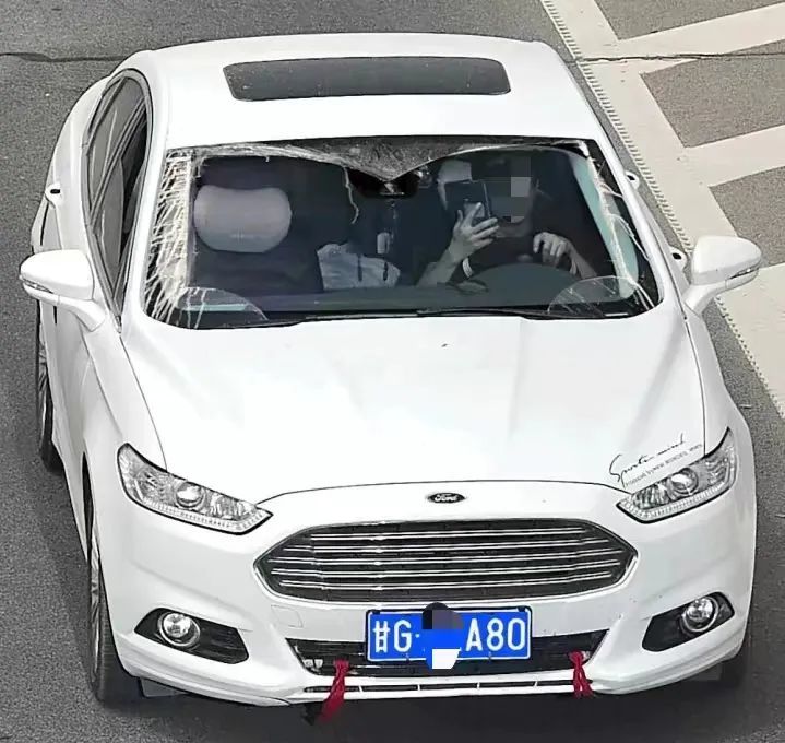 开车还敢打电话　看看谁被监控拍下了