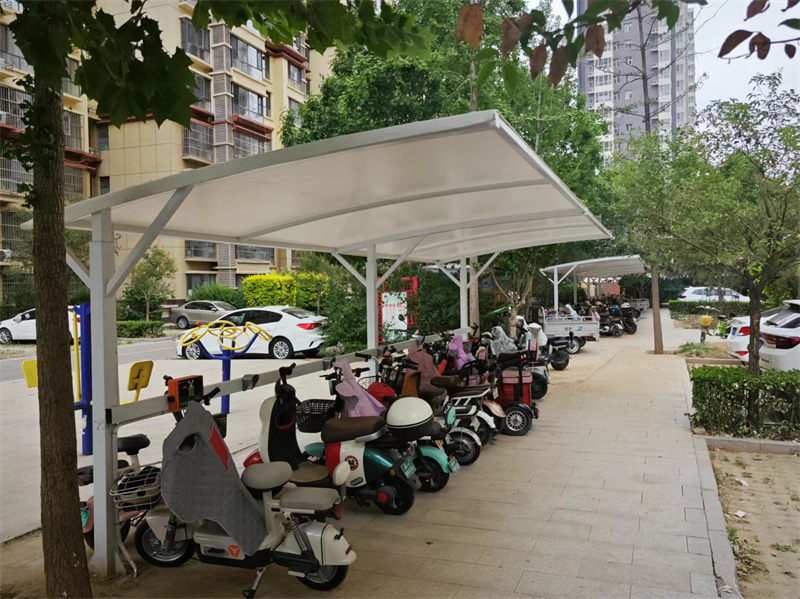 5月29日，定州市紫竹园小区，电动自行车停放在一处充电车棚内。李健敏摄