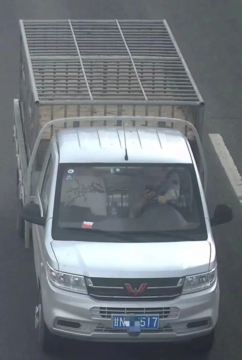 开车还敢打电话　看看谁被监控拍下了