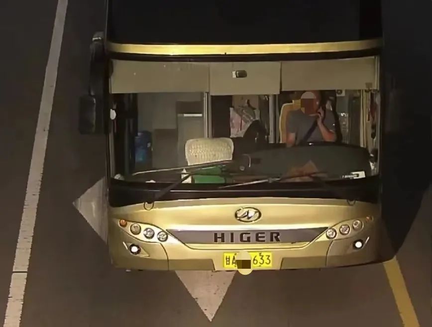 开车还敢打电话　看看谁被监控拍下了