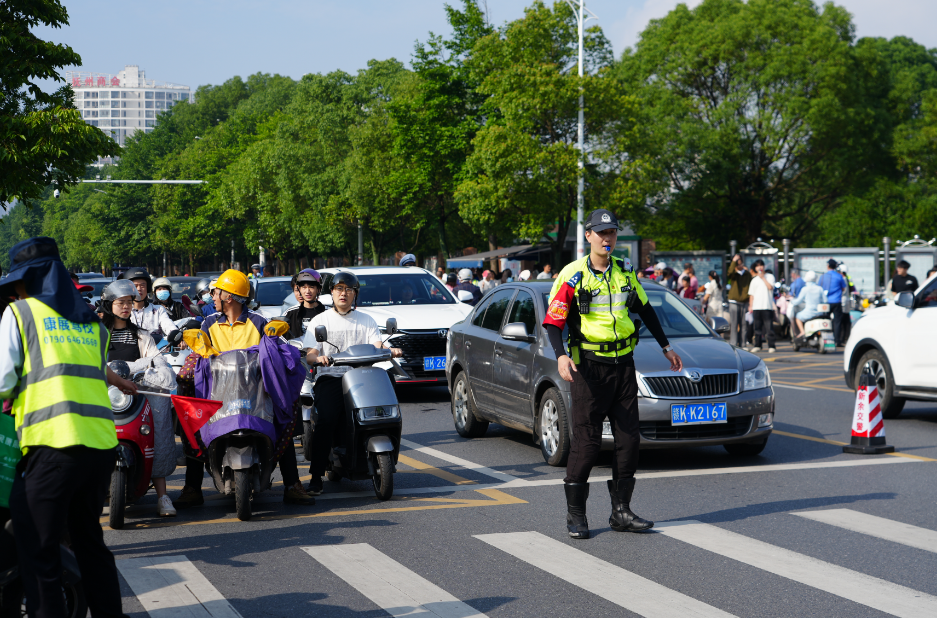 考点前的警方守护。