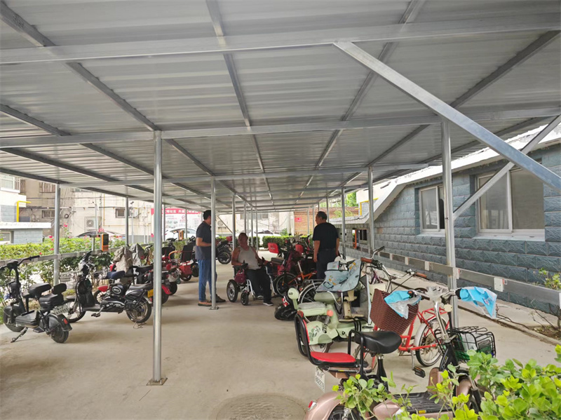 5月29日，定州市温馨家园小区，电动自行车停放在一处充电车棚内。李健敏摄