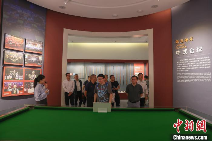 6月3日，江西上饶玉山县，记者跟随国家体育总局组织的2024年中央主流媒体赴赣新闻采风活动走进世界台球博物馆，该博物馆占地面积1.35万平方米，是世界上规模最大的台球文化博览设施，馆中追溯了台球运动600多年的发展史，全面呈现了世界各式台球运动的发展历程、装备演变、重大赛事、文化传统及台球历史名人。图为媒体记者在博物馆内听讲解员介绍中式台球发展历史。刘力鑫 摄