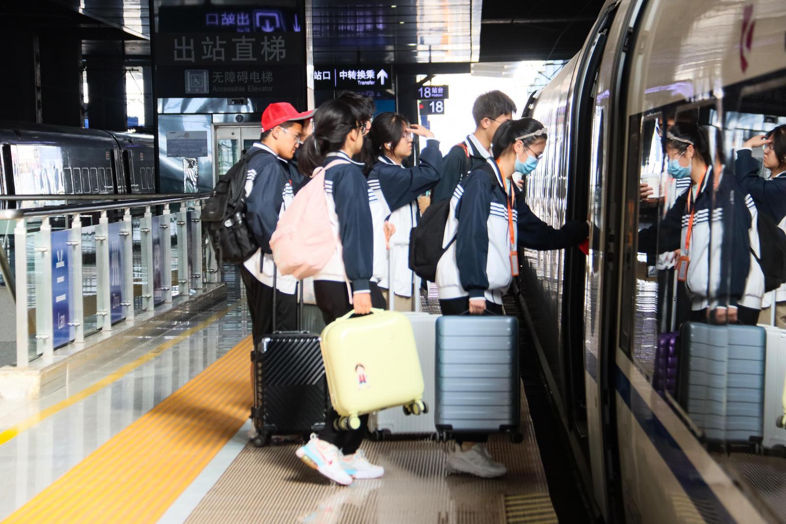 学生们乘坐高铁开启研学之旅
