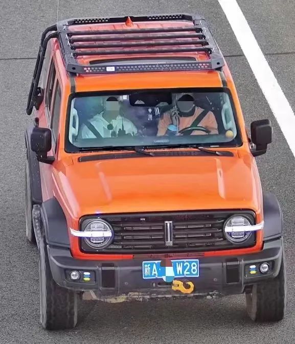 开车还敢打电话　看看谁被监控拍下了