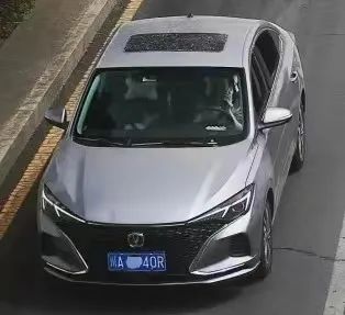 开车还敢打电话　看看谁被监控拍下了