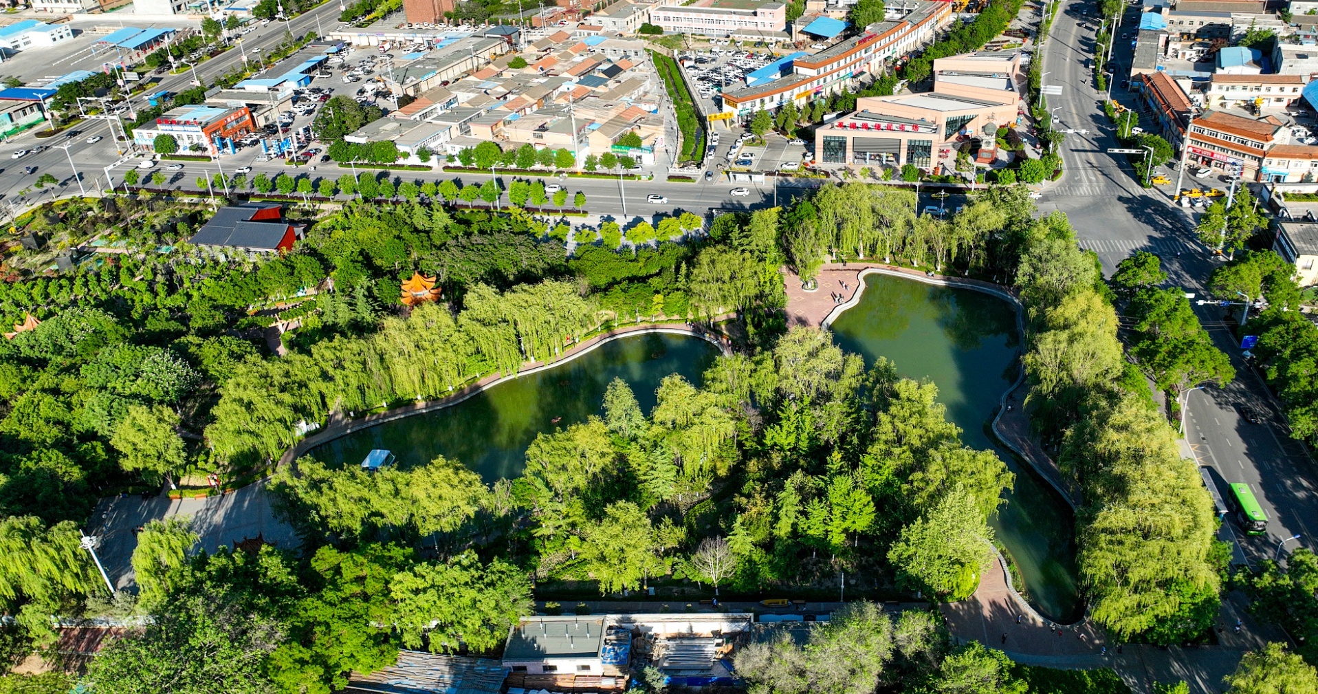 甘肃省平凉市，崆峒区的东湖公园水清岸绿，风景如画。