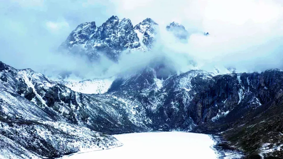-阿尼岗噶尔雪山-