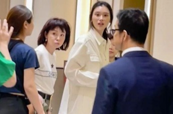 赌王三房四房聚会：奚梦瑶随性，何超莲身材很棒，71岁三姨太抢镜封面图