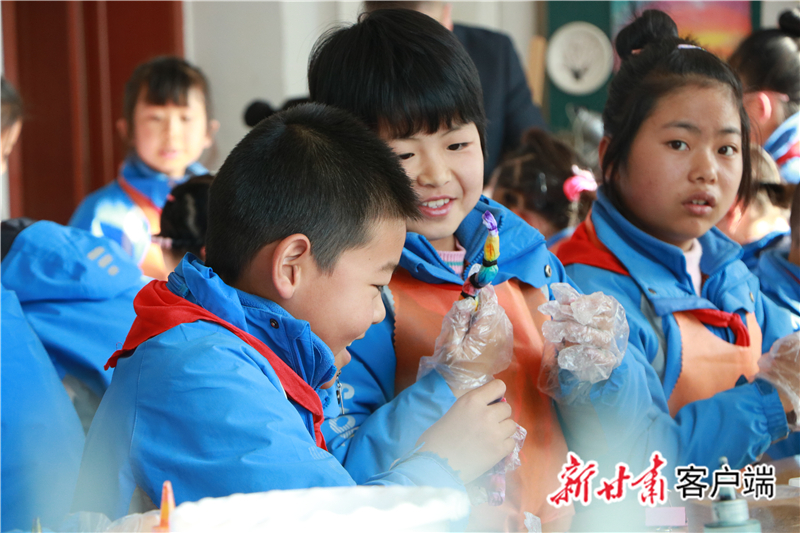 渭源县清源镇第一小学学生学习扎染技艺 新甘肃·甘肃日报通讯员 尹晓军