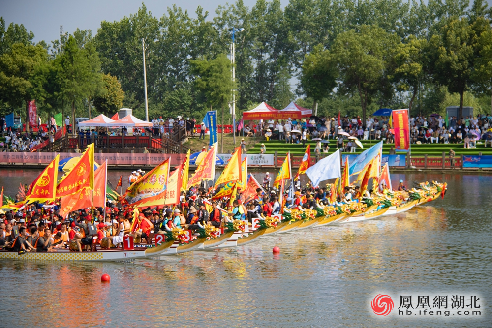 28支“蛟龙”水上竞渡 2024年中国龙舟公开赛(湖北·仙桃站)燃爆开赛