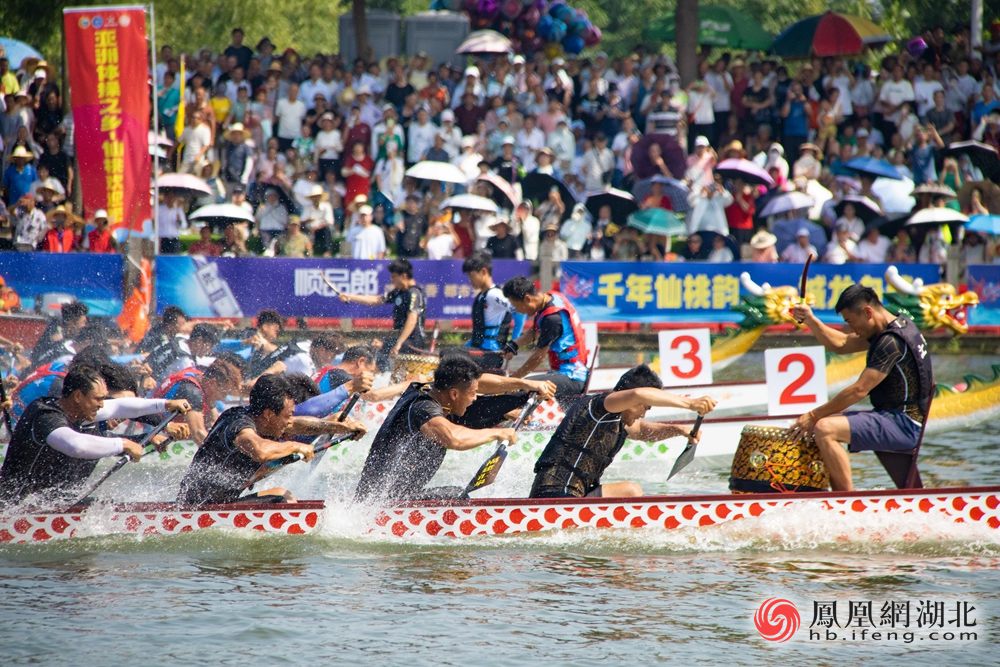 28支“蛟龙”水上竞渡 2024年中国龙舟公开赛(湖北·仙桃站)燃爆开赛