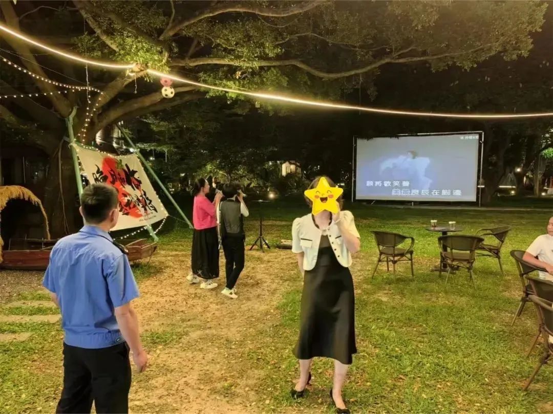 ▲城管分局安排执法人员至现场调查,对相关店铺负责人进行了告知教育