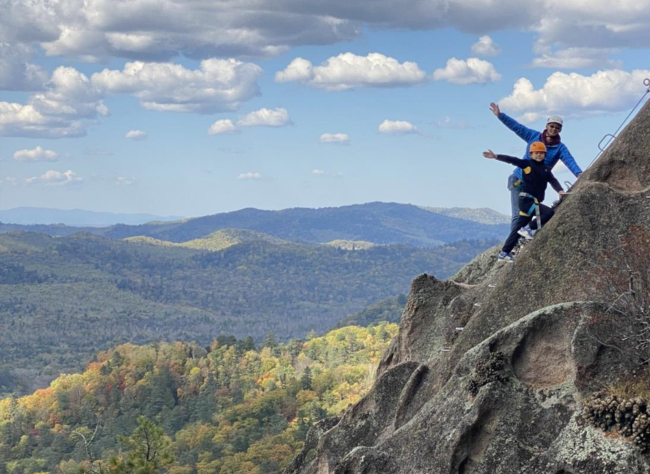 红石峰景区户外爱好者在攀崖
