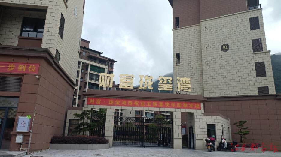 崇义县财富珑玺湾小区新房入住不到1年 墙体出现多条裂缝