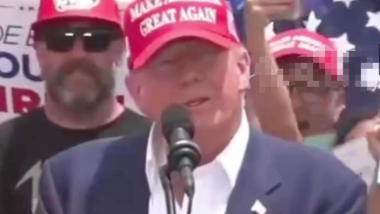 全场观众合唱生日歌,特朗普无奈摇头:年纪大了,不想过生日了