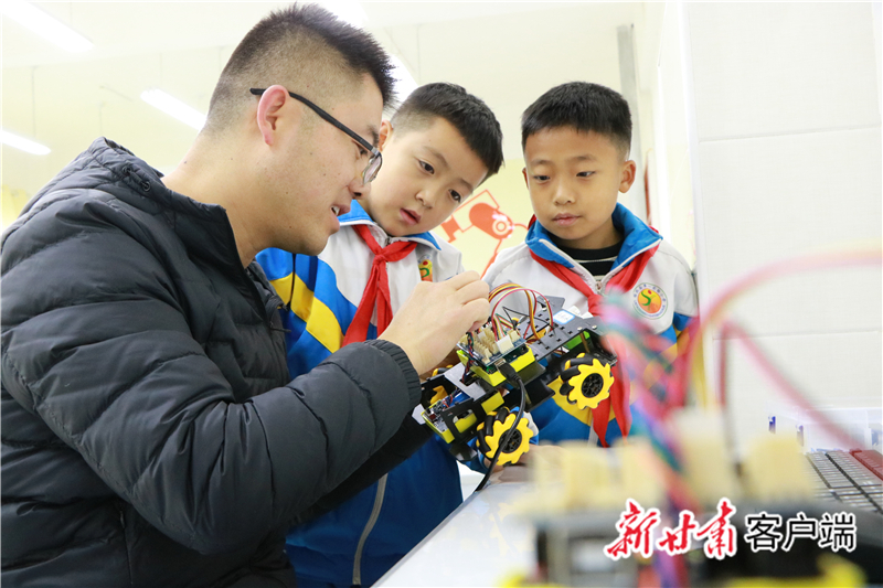 临洮县第一实验小学科学教师指导机器人社团学生组装机器人 新甘肃·甘肃日报通讯员 尹晓军