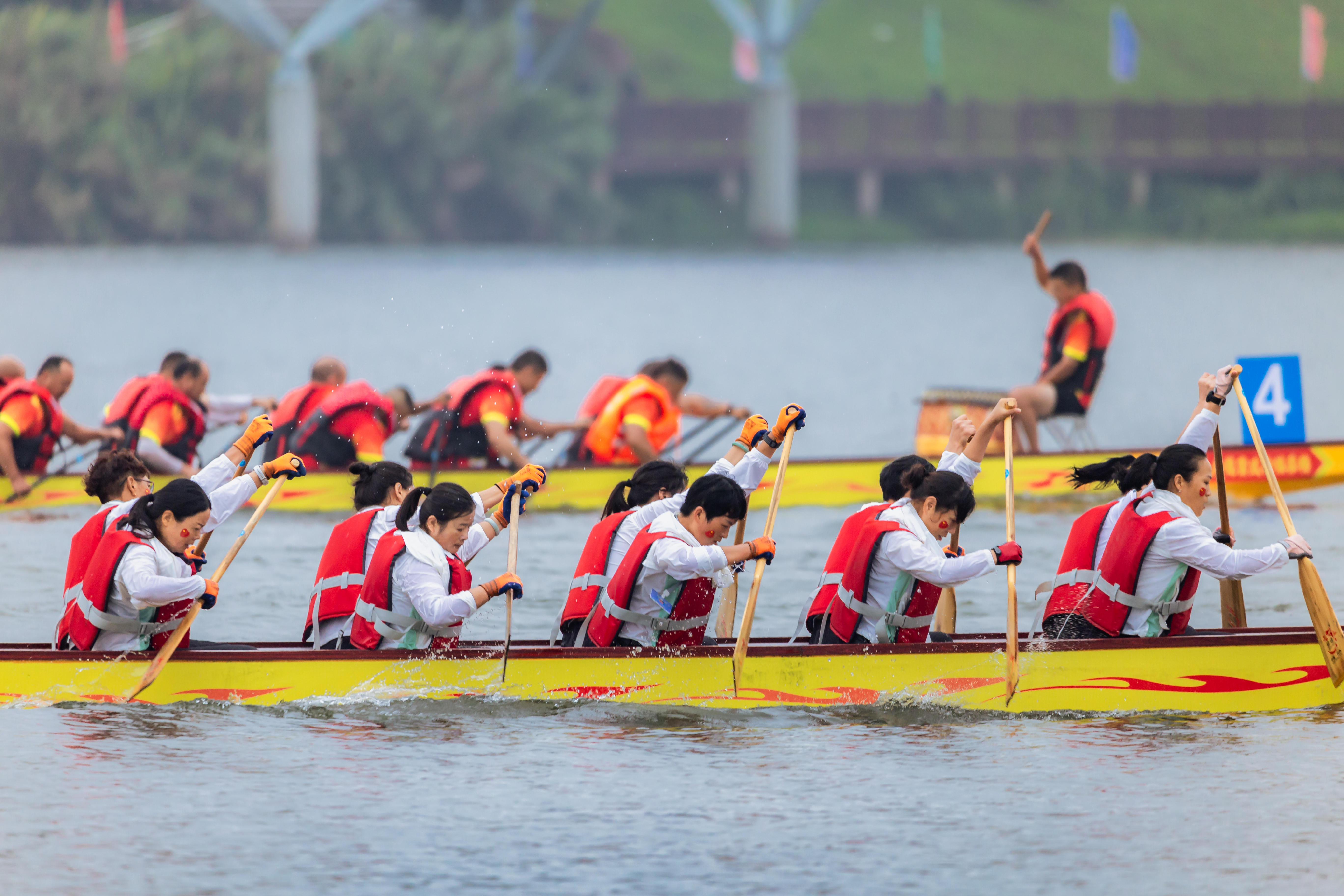 女子龙舟队格外引人瞩目.周珉 摄