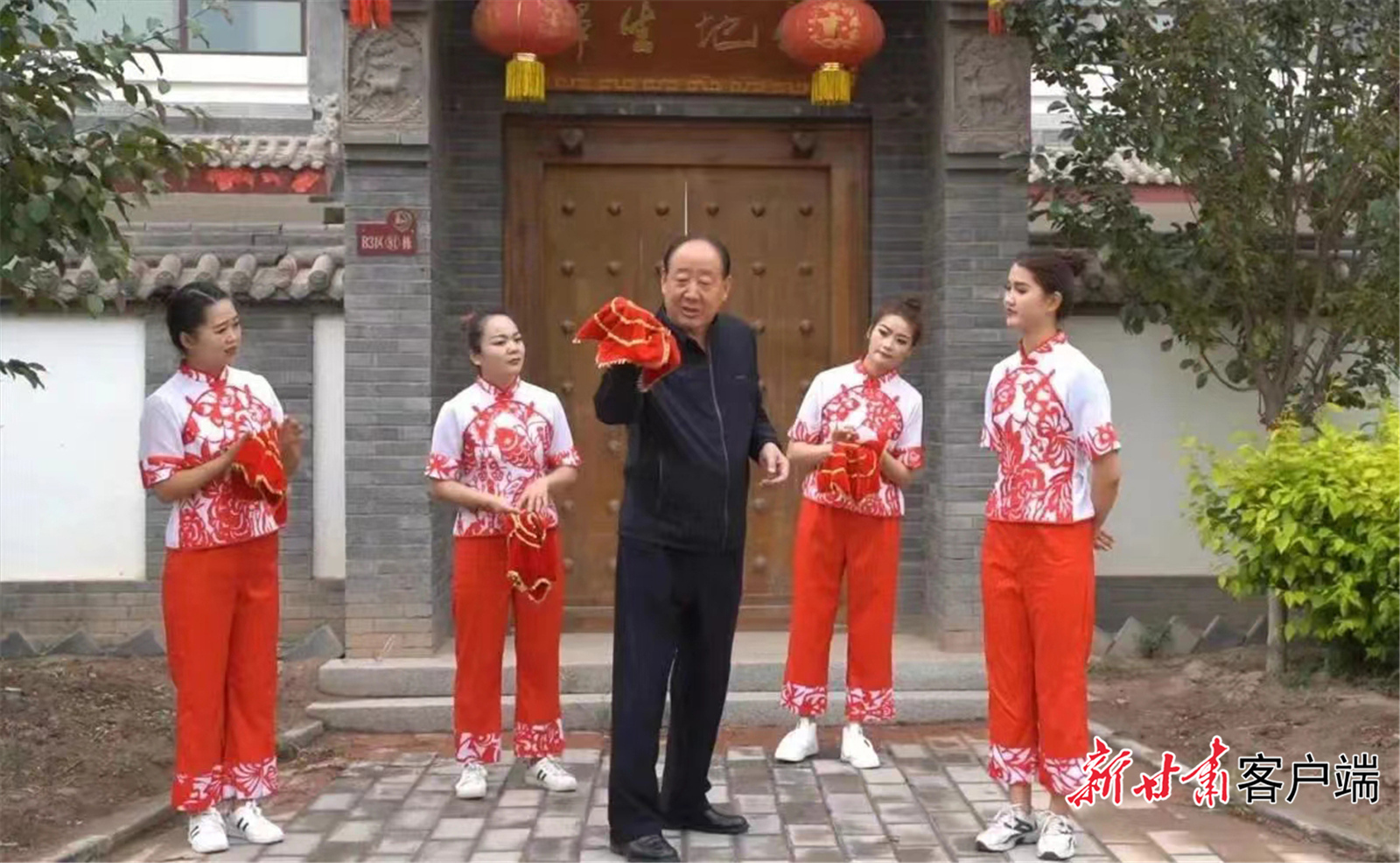 李建成(中)指导年轻人学习甘州小调
