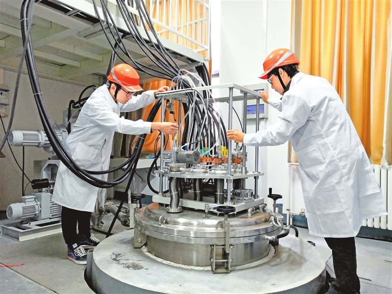 电化学冶金研究团队研究生在调试熔盐电解中试装备。受访者供图