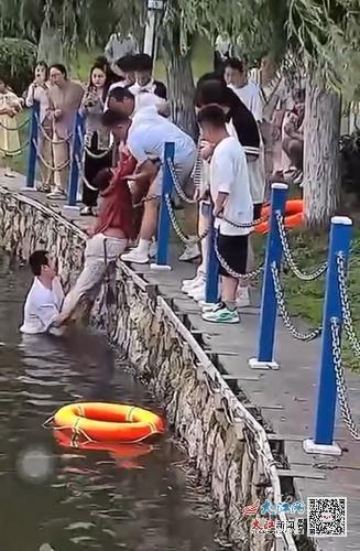 托举(视频截图)