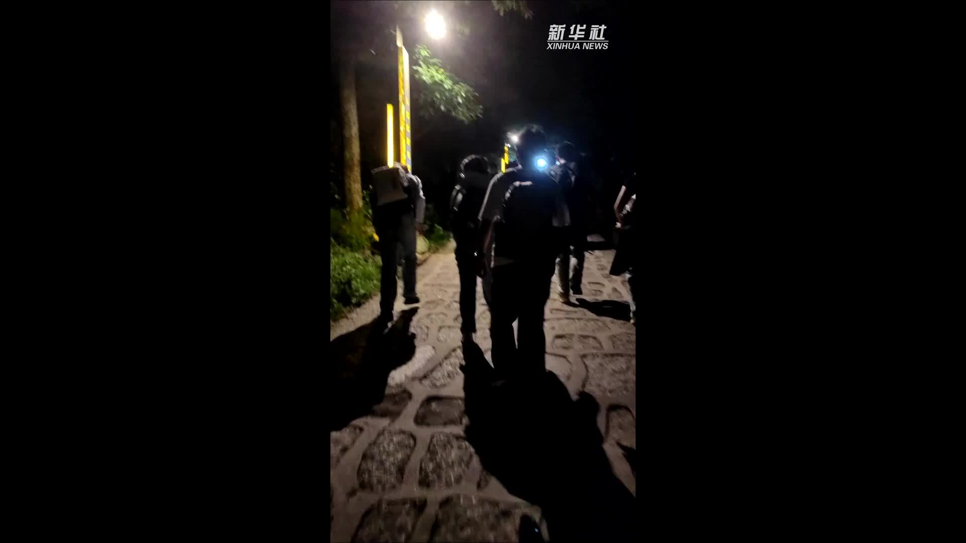 新华社记者带您沉浸式夜爬华山