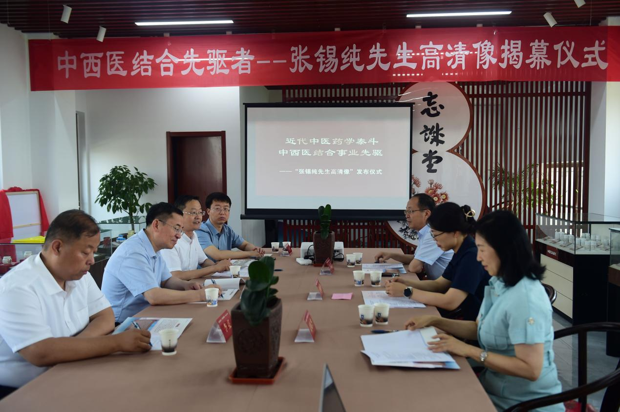 河北省沧州中西医结合医院领导与盐山县委、县政府的领导举行座谈。