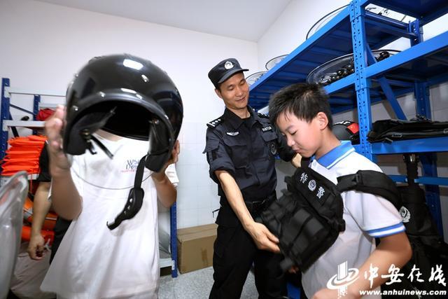 装备铁骑图为6月9日特警为5名小学生讲解警务装备使用图为6月9日特警