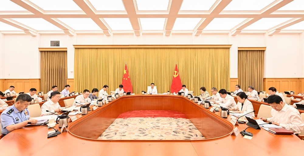6月14日下午，重庆市委常委会举行会议，市委书记袁家军主持并讲话。记者 苏思 摄