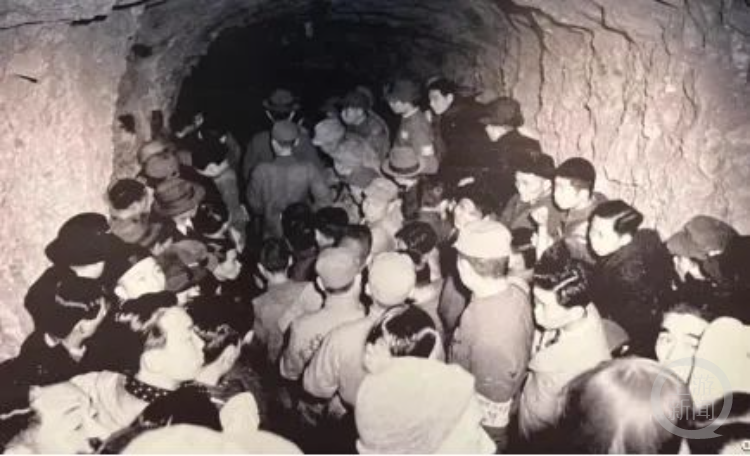 抗战时期重庆市民躲进防空洞避难。 资料图