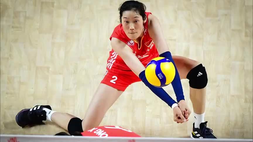 3-0！中国女排两连胜，蔡斌继续重用朱婷，奋不顾身救球令人动容