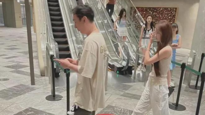 王思聪私生女传闻后东京被偶遇，带数位美女组队逛街，走路时不停刷手机
