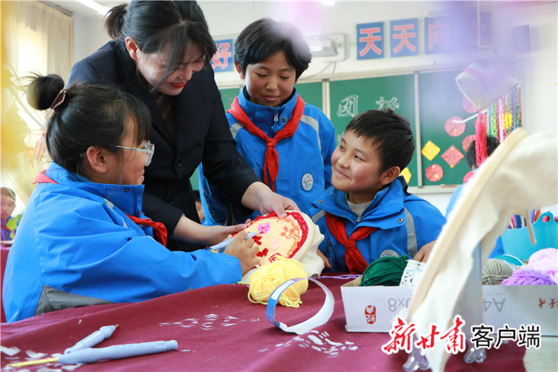 渭源县清源镇第一小学的手工坊 新甘肃·甘肃日报通讯员 尹晓军