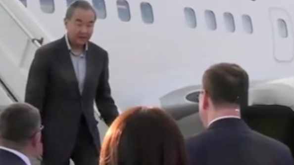 王毅抵达俄罗斯出席金砖国家外长会晤，俄少女端上“面包和盐”欢迎