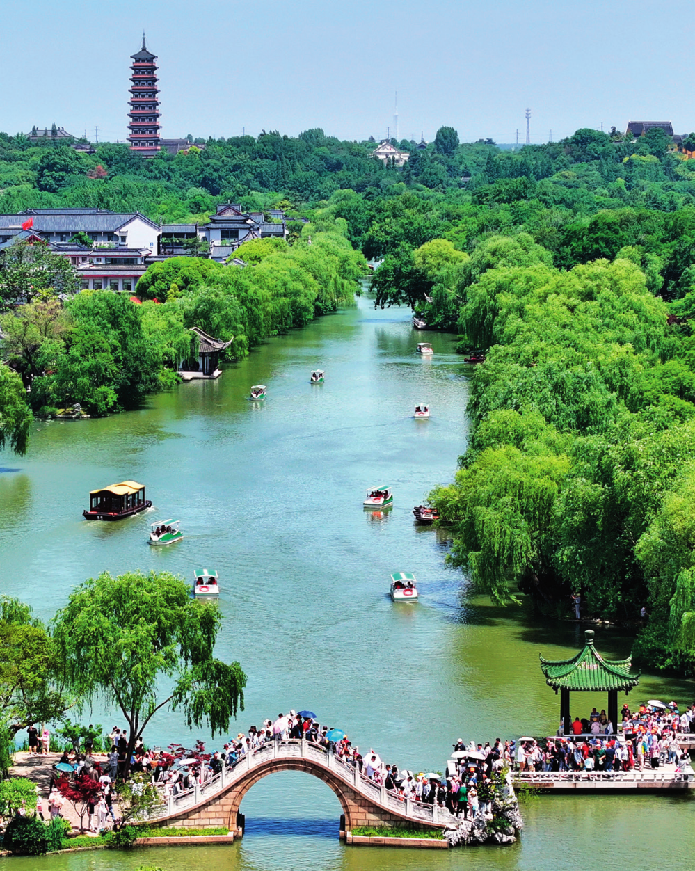 游客在江苏扬州瘦西湖风景区游览（2024 年 5 月 19 日摄） 孟德龙摄 / 本刊