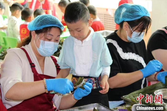 宁阳县七贤幼儿园的小朋友学习制作彩粽。宁阳县委宣传部供图