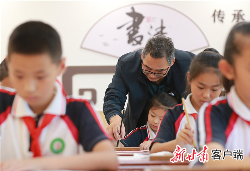 敦煌市西关小学书法教师教学生练习 新甘肃·甘肃日报通讯员 张学军