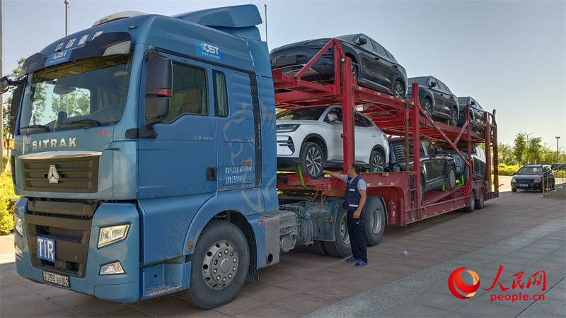 阿拉山口口岸，跨国司机努尔江的货车装车完毕。人民网记者 陈新辉摄