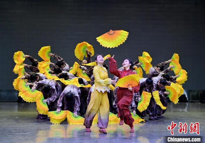 6月6日，吉林长春，长春人文学院的学生排练东北秧歌《冰凌花》。(资料图) 张瑶 摄