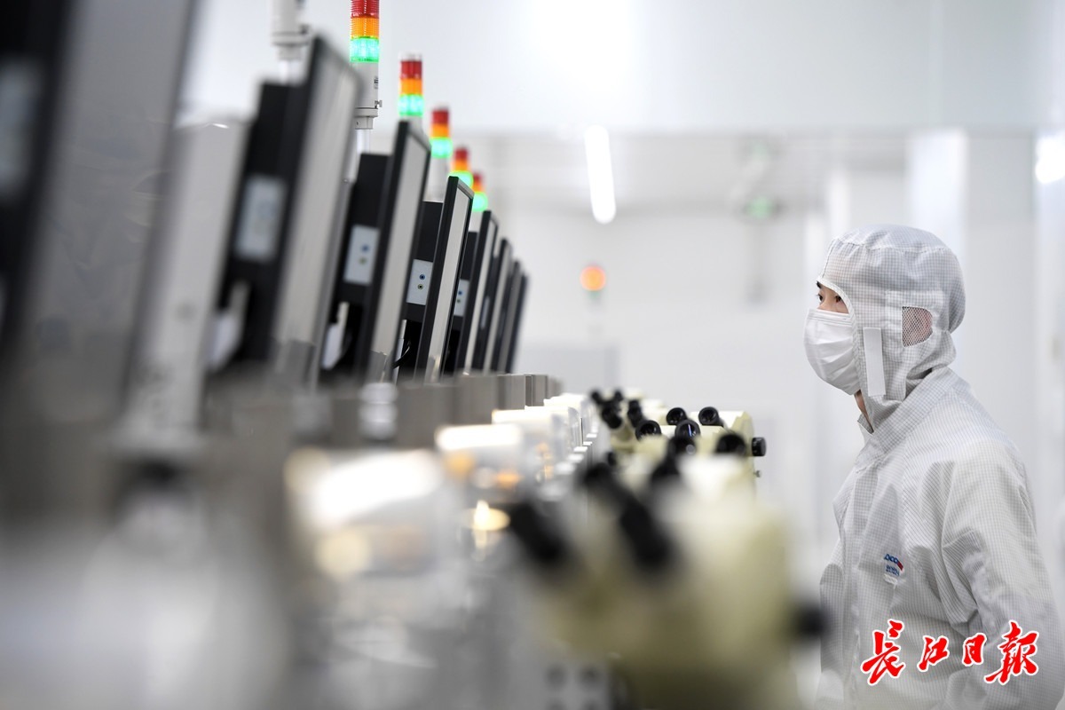 武汉光迅科技股份有限公司高端光电子器件产业基地，工程技术人员正在工作。记者 周超 摄