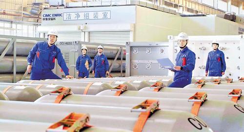 近日，在石家庄安瑞科气体机械有限公司，技术人员正在对大容积钢质无缝气瓶进行出厂检测。石家庄安瑞科气体机械有限公司供图