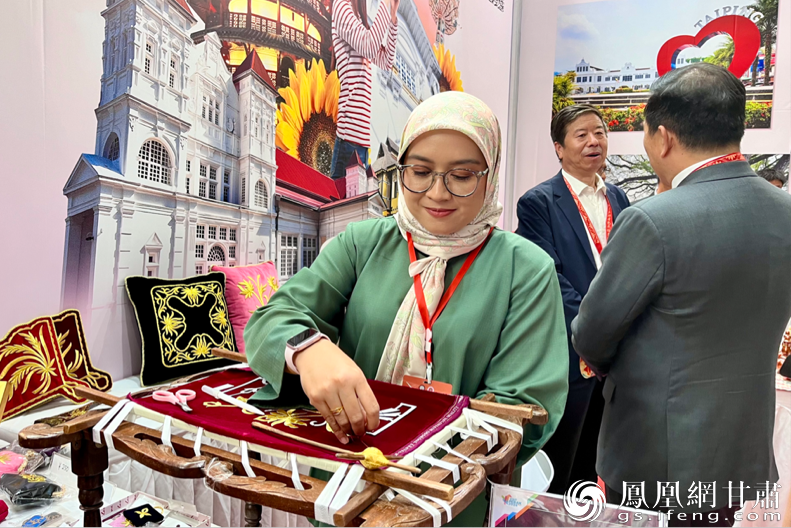 马来西亚手艺人展示金线刺绣工艺　温晨钰　摄