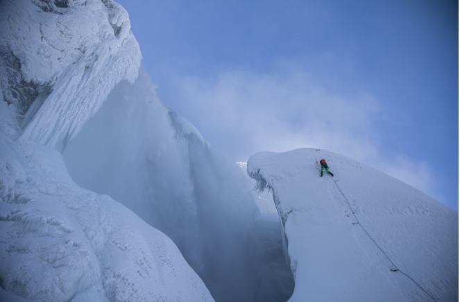 长白山攀冰大会参赛者在攀冰