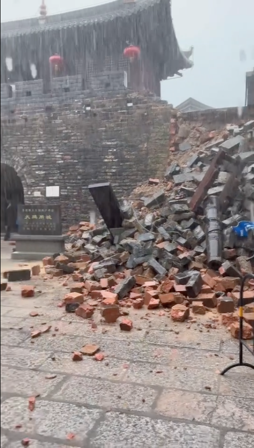 图：网友发视频爆料称大鹏所城部分城墙坍塌。