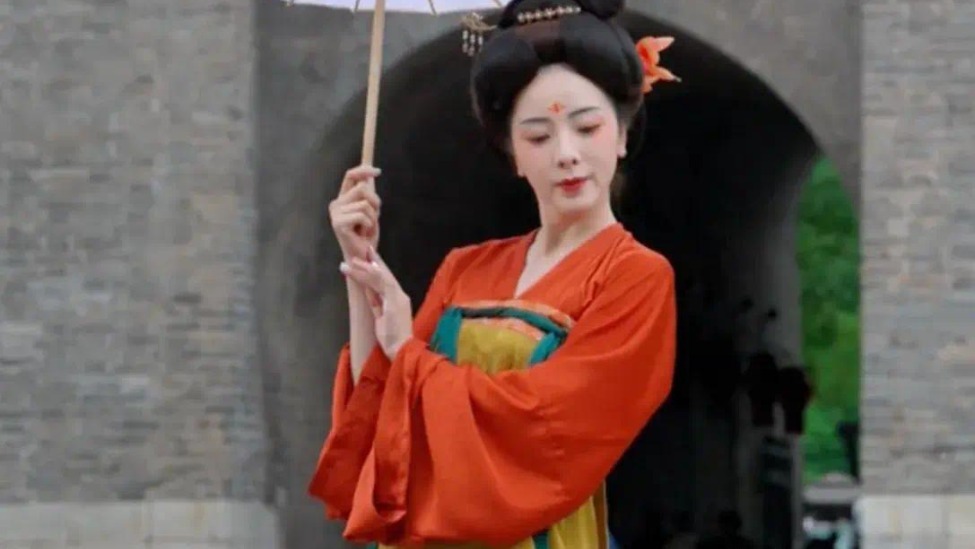 李思思现身西安：端起老碗吃扯面喝冰峰，大雁塔穿汉服美若天仙封面图