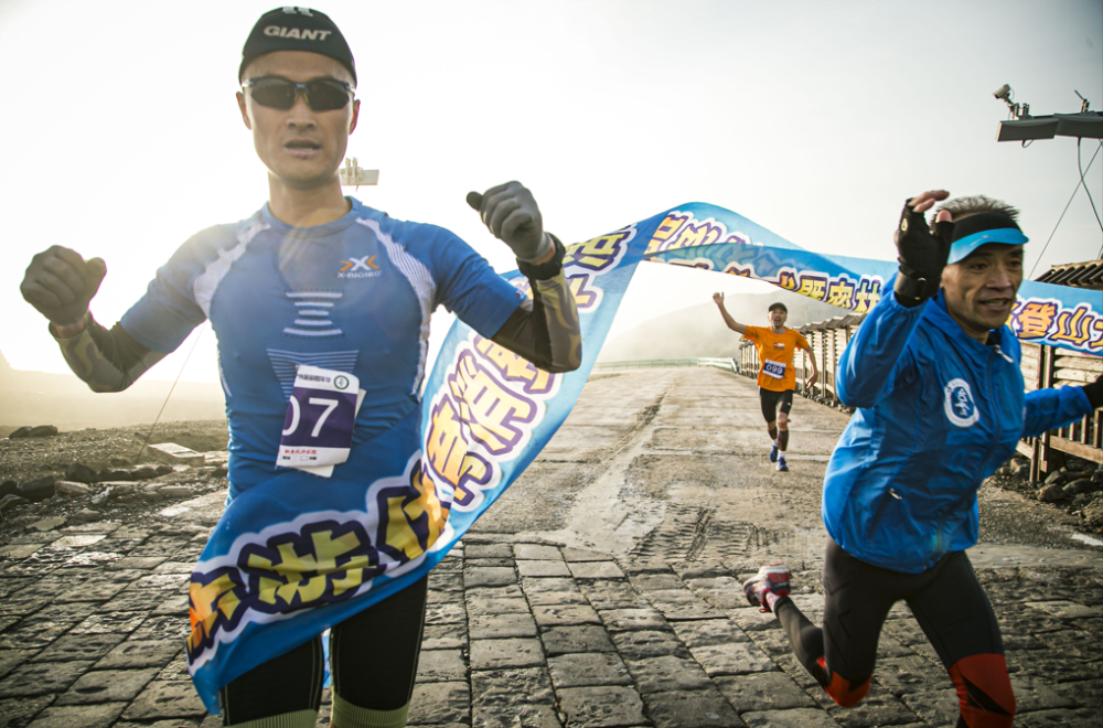 往届长白山天池云路登山赛选手冲线