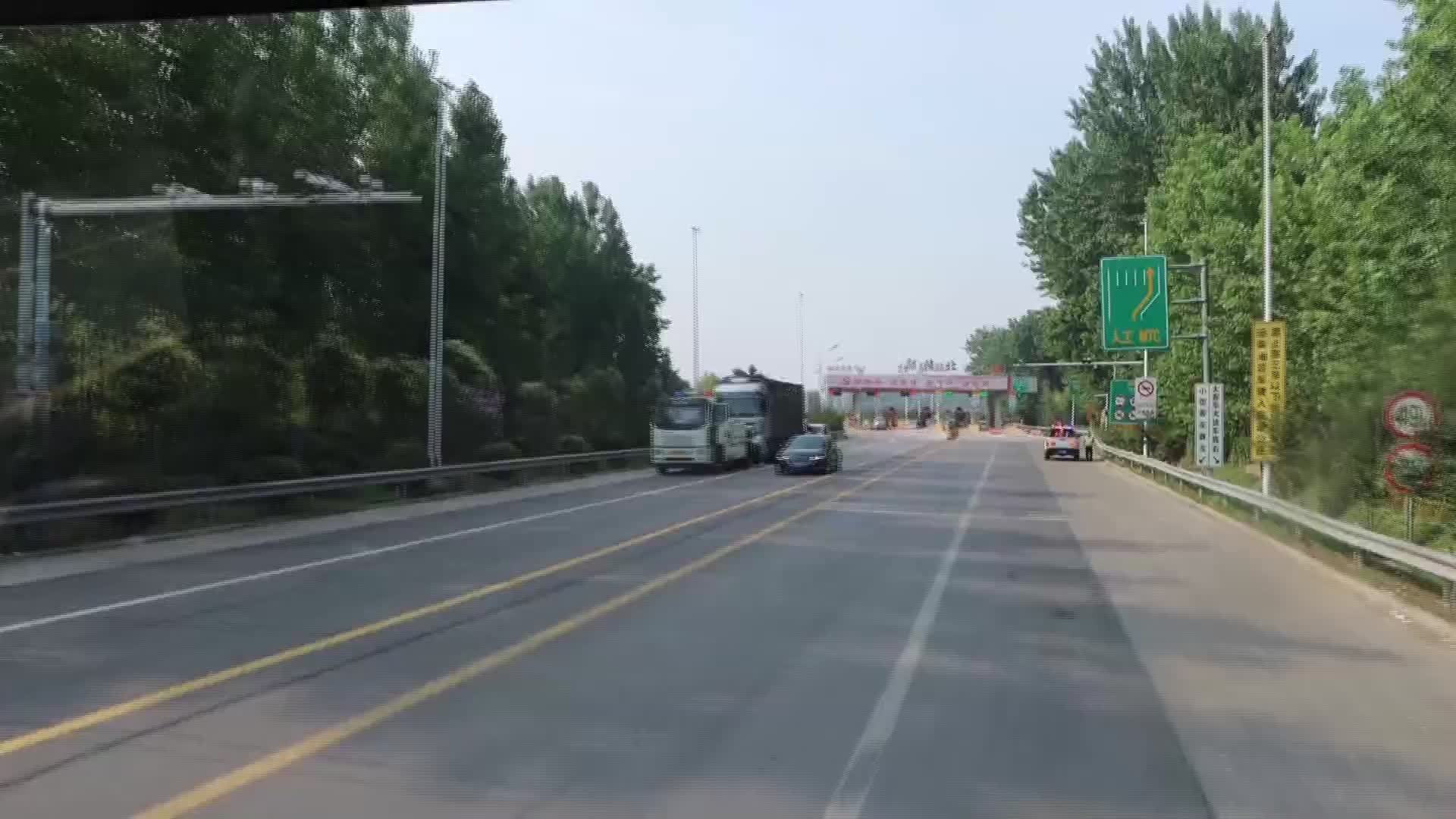 稀奇！“二师兄”堂而皇之在公路上集体淋浴