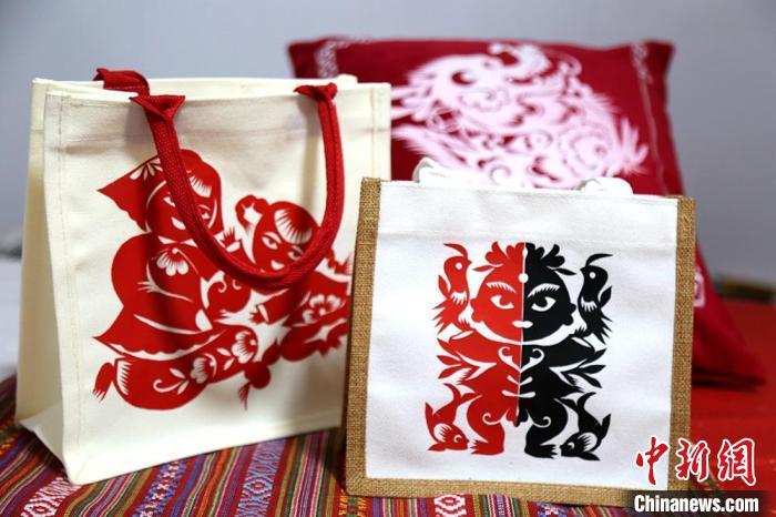 6月5日,在张锐利工作室里展出的剪纸手提包。盘小美 摄