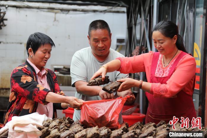 5月10日，河南三门峡卢氏县，民众购买槲叶粽。聂金锋 摄